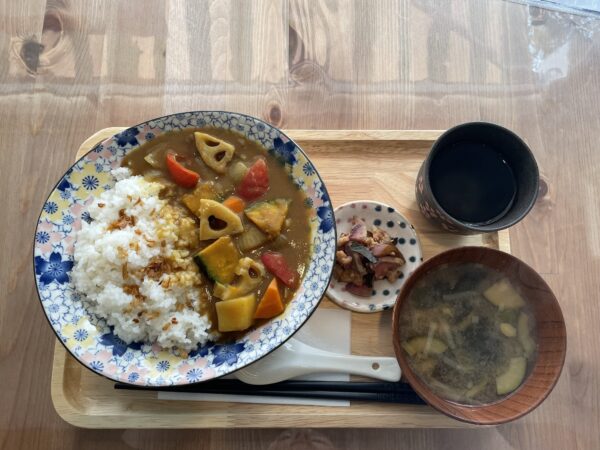 Plat-du-jour-Curry-végétarien-yookoso montreuil